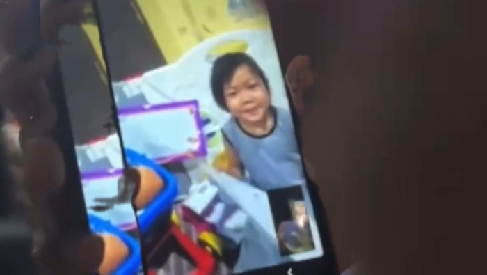 1762667012012-bilqis-4-saat-video-call-dengan-orang-tuanya-dari-makassar-usai-ditemukan-selamatdi-jambi-1762653424685_169