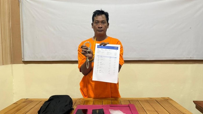 1762667062081-pria-bernama-jamroni-ditangkap-usai-memeras-rp-200-juta-dengan-modus-mengaku-aku-anggota-bnn-1762659544738_169