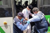 1762688566837-petugas-haji-membantu-jemaah-lansia-1750637341295_169