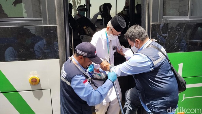 1762688566837-petugas-haji-membantu-jemaah-lansia-1750637341295_169