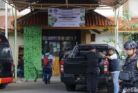 1762709999210-sman-72-kelapa-gading-dijaga-ketat-usai-ledakan-1762503096400_169