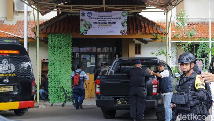 1762709999210-sman-72-kelapa-gading-dijaga-ketat-usai-ledakan-1762503096400_169