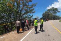 1762730761961-polisi-mengolah-tkp-penemuan-jenazah-kalaksa-bpbd-belu-fransiskus-xaverius-asten-di-jurang-sabanese-jalan-trans-timor-km-6-des-1762686819882_169