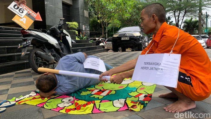 1762753506048-reka-ulang-kasus-ojol-di-bekasi-dibunuh-teman-tak-tahu-diri-1743063462875_169