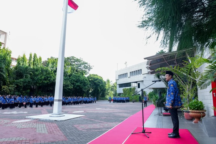 1762753516634-pimpin-upacara-hari-pahlawan-2025-mensos-ajak-teladani-3-nilai-pahlawan-1762748078736