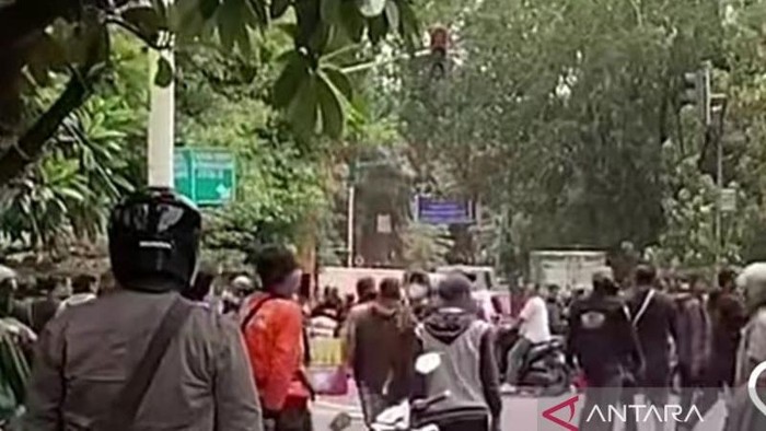 1762775404922-bentrokan-antara-ormas-dengan-debt-collector-terjadi-di-jalan-outer-ring-road-cengkareng-kedua-belah-pihak-saling-lempar-batu--1762771958182_169
