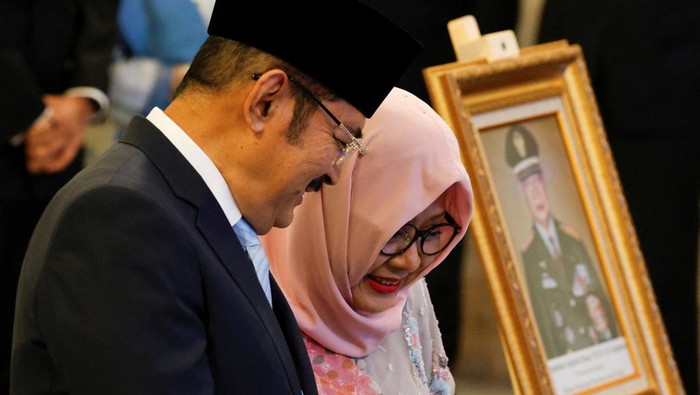 1762775512588-momen-haru-di-istana-merdeka-putri-soeharto-terima-gelar-pahlawan-nasional-dari-presiden-prabowo-1762752499663_169