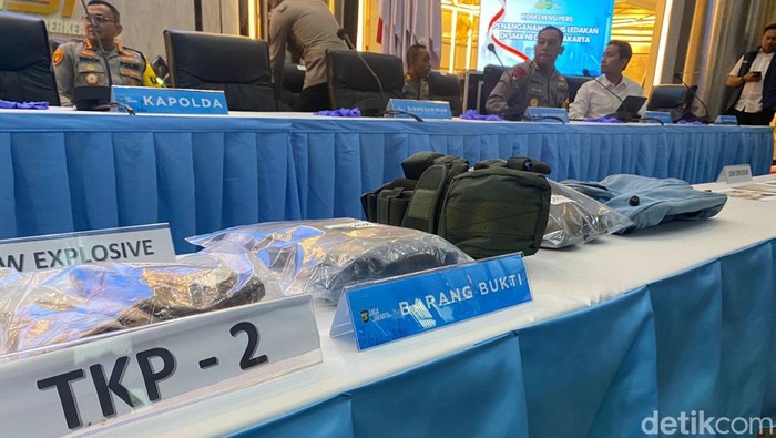 1762861566190-polda-metro-jaya-menampilkan-deretan-barang-bukti-kasus-ledakan-yang-terjadi-di-sman-72-jakarta-kelapa-gading-wildandetikcom-1762855129184_169