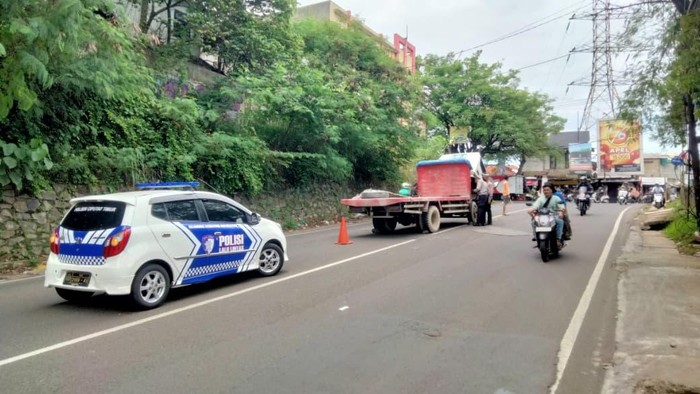 1762926567104-truk-mogok-di-tanjakan-titoti-ciputat-tangsel-1762920620543_169