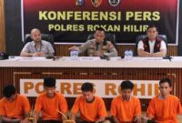 1762947743502-polres-rokan-hilir-mengungkap-kasus-pencurian-kabel-reda-milik-perusahaan-minyak-lima-tersangka-ditangkap-atas-pencurian-kabel-1762945086598_169