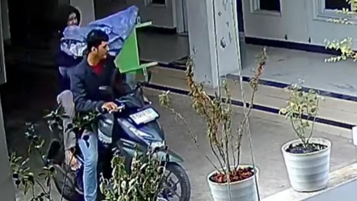 1762947764858-dua-pria-diduga-maling-kotak-amal-di-musala-daerah-depok-terekam-cctv-doktangkapan-layar-video-viral-1762945101713_169