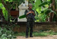 1762947850313-seorang-tentara-thailand-sedang-berjaga-di-provinsi-surin-yang-berbatasan-dengan-kamboja-1753495860106_169