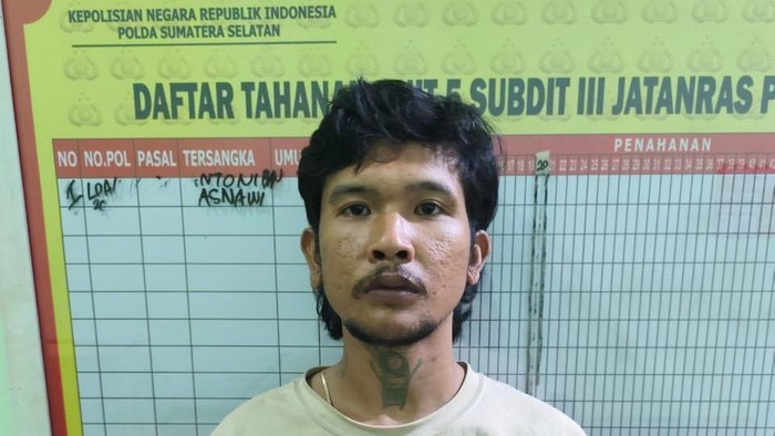 1762969379004-aldo-tersangka-bobol-gereja-di-palembang-saat-diamankan-polisi-1762939884439_169