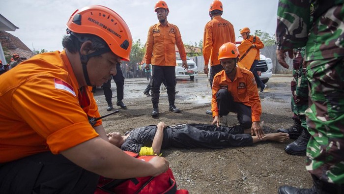 1762969550972-simulasi-tanggap-bencana-digelar-di-indramayu-petugas-siap-hadapi-cuaca-ekstrem-1762920015342_169