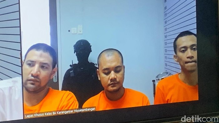 1763012846691-mantan-artis-ammar-zoni-alias-muhammad-ammar-akbar-meminta-dibebaskan-dari-kasus-dugaan-penjualan-narkotika-di-rutan-salemba-j-1763009270474_169