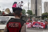 1763012991022-potret-massa-pro-kontra-roy-suryo-dkk-terkait-ijazah-jokowi-di-polda-metro-1763007746238_169