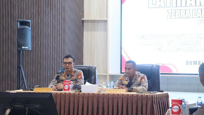 1763034226004-kapolres-dumai-akbp-angga-febrian-herlambang-membuka-latihan-pra-operasi-zebra-lancang-kuning-2025-1763030902906_169