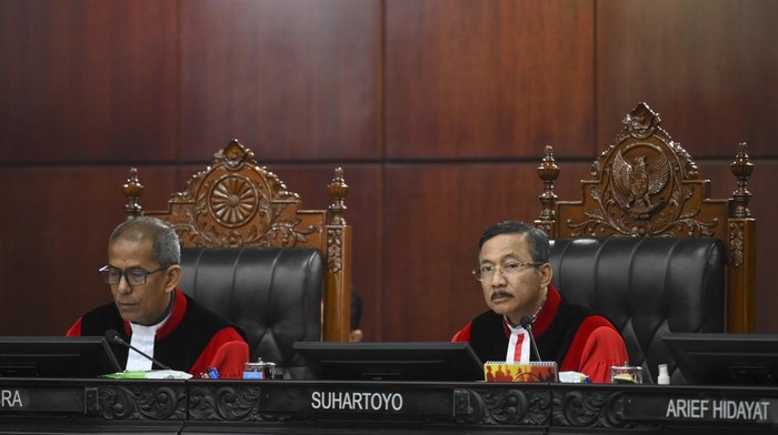 1763034359490-mk-putuskan-anggota-polri-aktif-wajib-mundur-jika-jabat-di-luar-kepolisian-1763020332500_169