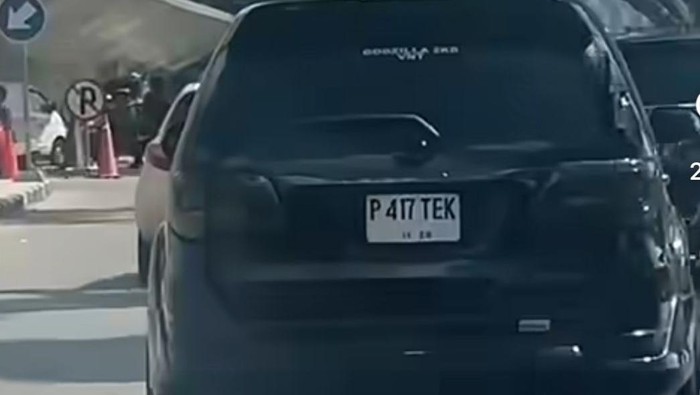 1763055738617-pelat-mobil-fortuner-yang-menggunakan-pelat-nyeleneh-foto-sumutnusantarainstagram-1763042588420_169