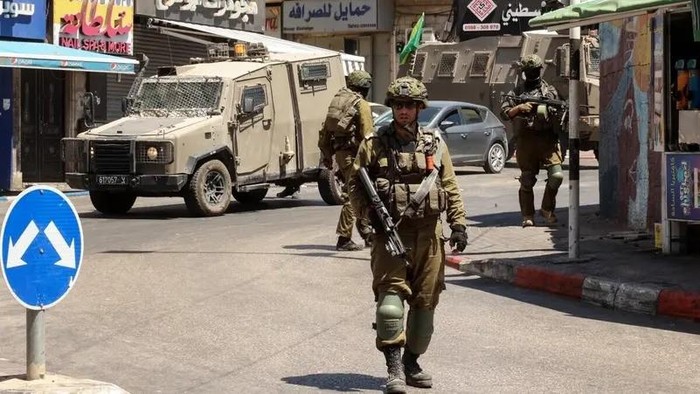 1763076294498-tentara-israel-melakukan-operasi-penggerebekan-di-ramallah-tepi-barat-1756288062011_169