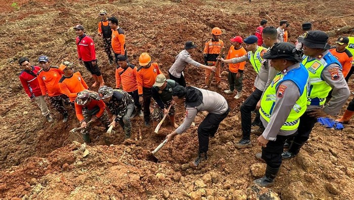 1763098939124-pencarian-korban-longsor-di-cilacap-1763092099414_169