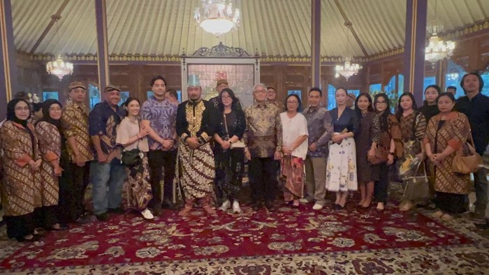 1763098961016-foto-kgph-mangkubumi-dinobatkan-sebagai-pb-xiv-1763024269016_169