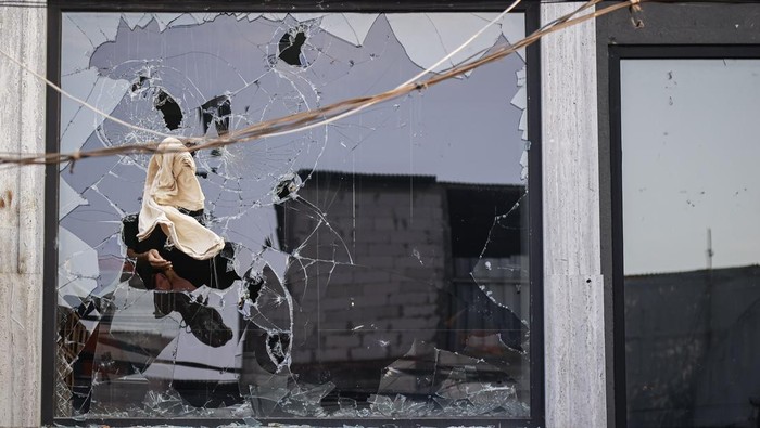 1763099024185-detik-detik-massa-geruduk-rumah-sahroni-ambil-barang-berharga-1756561677074_169