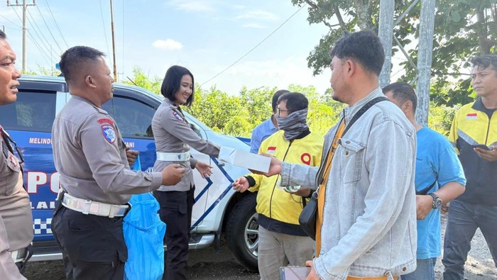 1763120673847-polantas-polda-riau-membagikan-makanan-sambil-sosialisasi-operasi-zebra-lancang-kuning-2025-1763116994985_169