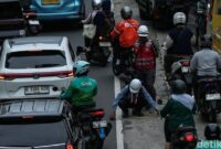 1763120767369-jalan-di-panjaitan-jaktim-macet-akibat-proyek-saluran-pipa-1763112849663_169