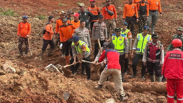 1763142241257-polresta-cilacap-saat-membantu-mencari-korban-longsor-di-desa-cibeunying-kecamatan-majenang-jumat-14112025-1763120236524_169