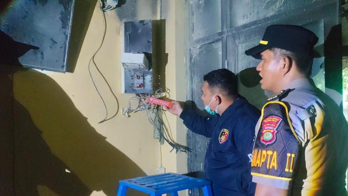 1763162737503-polres-pelabuhan-tanjung-priok-bantu-penanganan-soal-aduan-warga-terkait-korsleting-listrik-dok-istimewa-1763141298902_169