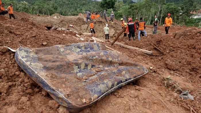 1763185129361-pencarian-korban-longsor-terkendala-cuaca-1763176299796_169