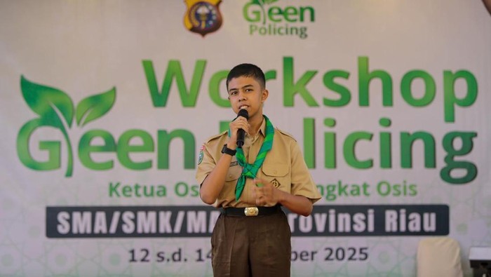 1763185251808-ketua-osis-sman-9-pekanbaru-alvaro-razaki-janersa-bicara-soal-green-policing-di-workshop-green-policing-1763178668024_169