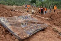 1763185283644-pencarian-korban-longsor-terkendala-cuaca-1763176299796_169