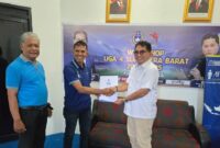 1763206438638-andre-rosiade-menerima-surat-keputusanpenetapan-calon-pemilihan-ketua-asprov-pssi-sumatera-barat-1763204757350_169