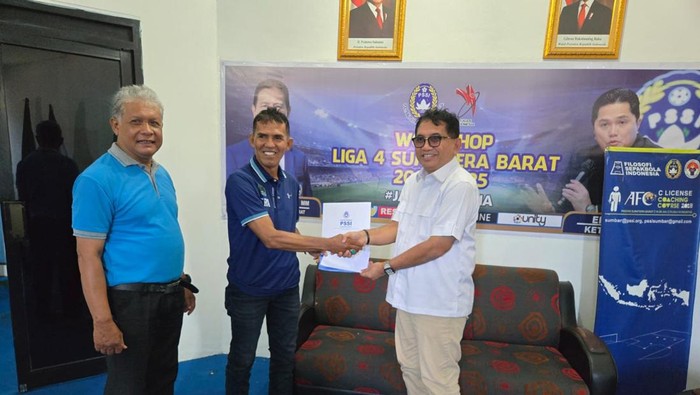 1763206438638-andre-rosiade-menerima-surat-keputusanpenetapan-calon-pemilihan-ketua-asprov-pssi-sumatera-barat-1763204757350_169