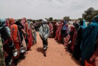 1763206450525-berbaris-pengungsi-sudan-mengantre-makan-3_169