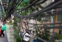 1763206670349-kabel-menjuntai-di-setiabudi-ancam-keselamatan-pengguna-jalan-1762915694116_169