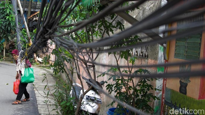 1763206670349-kabel-menjuntai-di-setiabudi-ancam-keselamatan-pengguna-jalan-1762915694116_169