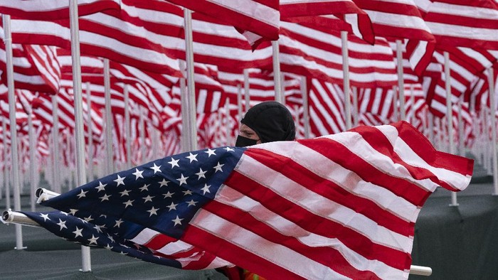 1763228306496-ribuan-bendera-as-meriahkan-pelantikan-joe-biden-4_169