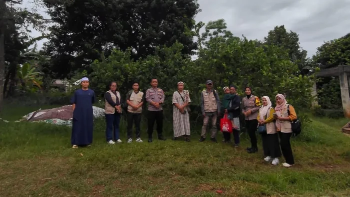 1763228330914-polsek-parung-mengantarkan-anak-yang-hilang-kembali-ke-orang-tuanya-1763177120686_169