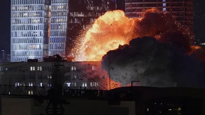 1763248896848-ledakan-di-tel-aviv-usai-serangan-israel-1749842011067_169