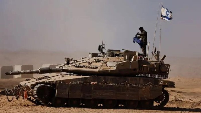 1763248914139-tentara-israel-berdiri-di-atas-tank-militer-yang-disiagakan-di-perbatasan-gaza-1755770598074_169