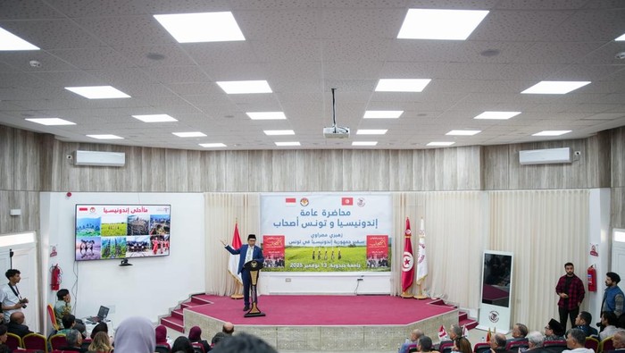 1763248927709-duta-besar-republik-indonesia-zuhairi-misrawi-untuk-tunisia-saat-menggelar-kuliah-umum-tentang-diplomasi-persahabatan-indonesi-1763230004859_169