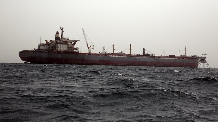 1763248935447-penampakan-kapal-tanker-yang-membusuk-di-laut-merah-3_169
