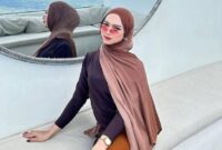 1763271449797-sister-hong-lombok-viral-bernama-deni-berasal-dari-praya-timur-lombok-tengah-dan-akrab-disapa-dea-lipa-foto-facebook-dianaarka-1762959803614_169