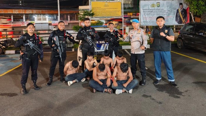 1763271515605-pemuda-hendak-tawuran-diamakan-brimob-polda-metro-jaya-1763264593339_169