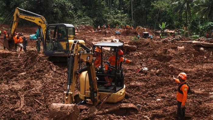 1763293052959-pencarian-dikebut-puluhan-ekskavator-dikerahkan-untuk-temukan-korban-longsor-di-cilacap-1763279201649_169