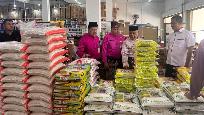 1763293083136-polres-rohul-mengecek-stok-dan-harga-beras-di-gudang-dan-toko-1763287779006_169