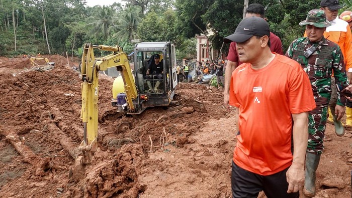 1763293110777-pencarian-dikebut-puluhan-ekskavator-dikerahkan-untuk-temukan-korban-longsor-di-cilacap-1763279201768_169